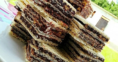 Wafle kakaowo-orzechowe z mlekiem w proszku i prażonymi orzechami