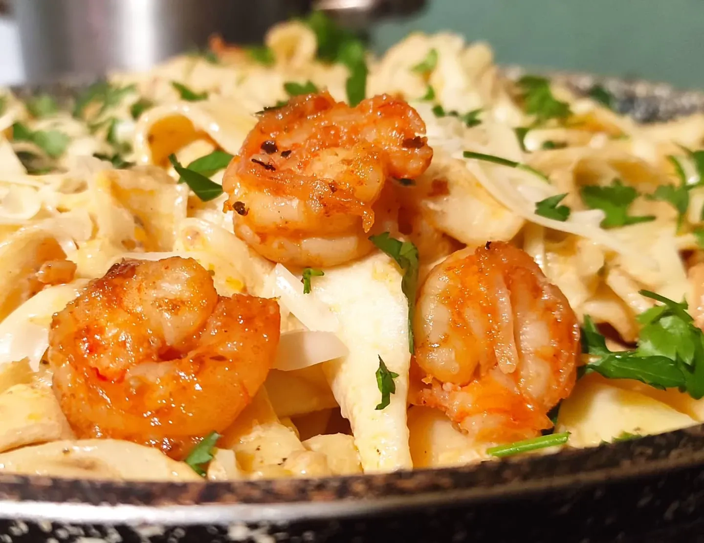 Makaron tagliatelle z krewetkami w sosie śmietanowo–wino–czosnkowym