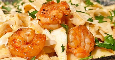 Makaron tagliatelle z krewetkami w sosie śmietanowo–wino–czosnkowym