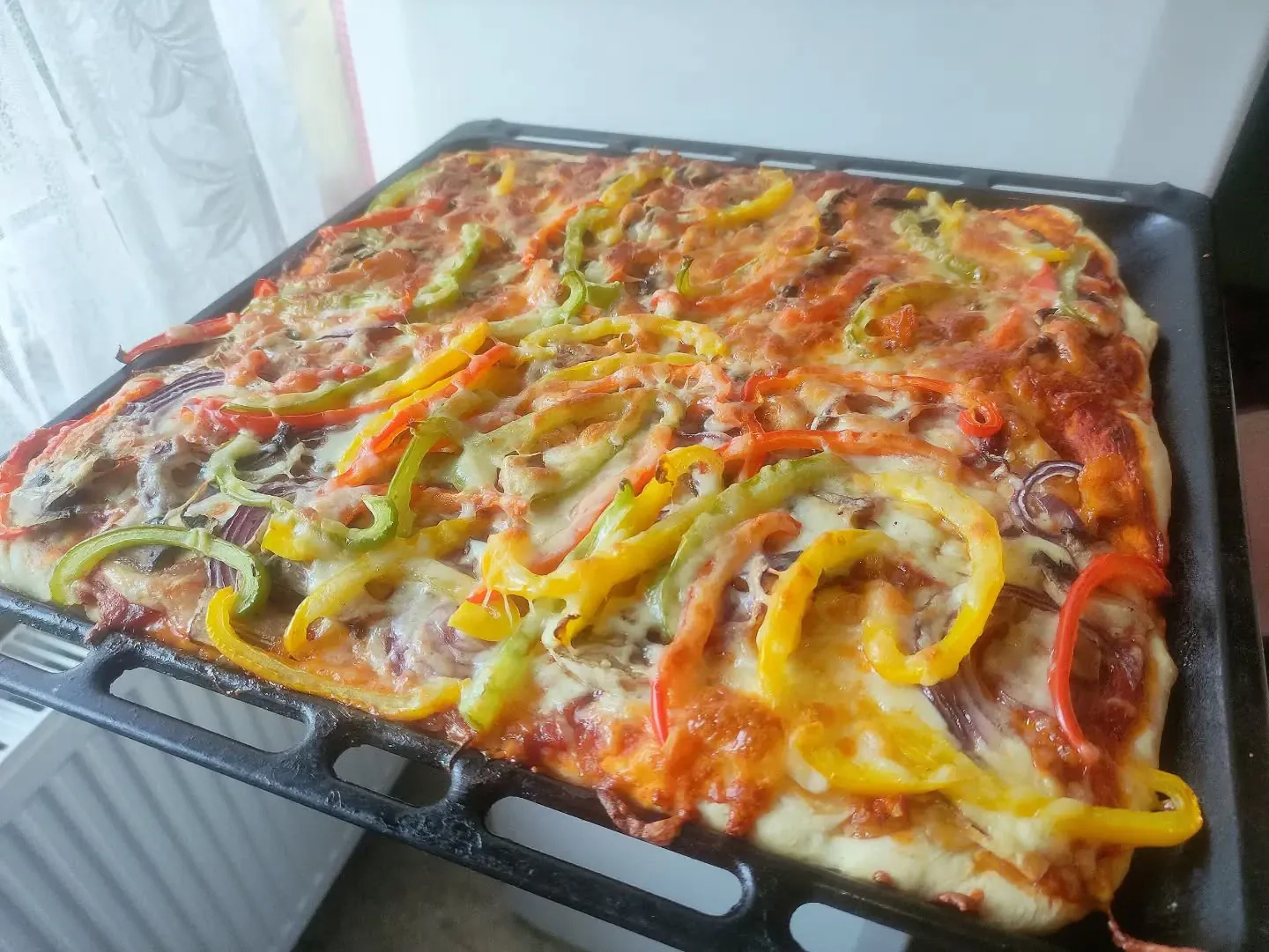 Pizza domowa na cienkim cieście z kurczakiem i warzywami