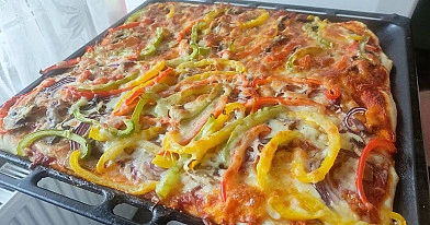 Pizza domowa na cienkim cieście z kurczakiem i warzywami