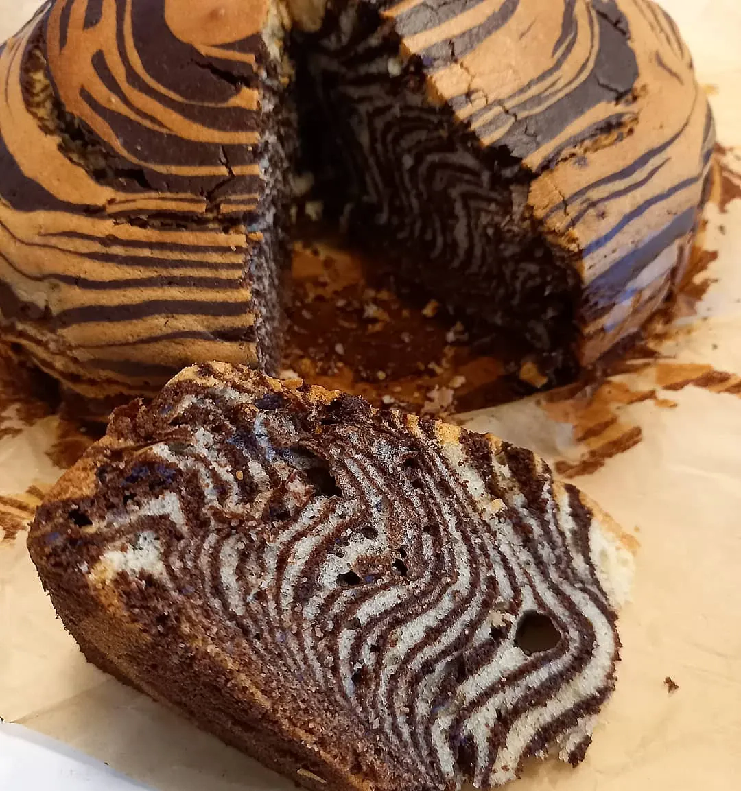 Babka zebra z gazowaną wodą – puszyste i wilgotne ciasto z dzieciństwa