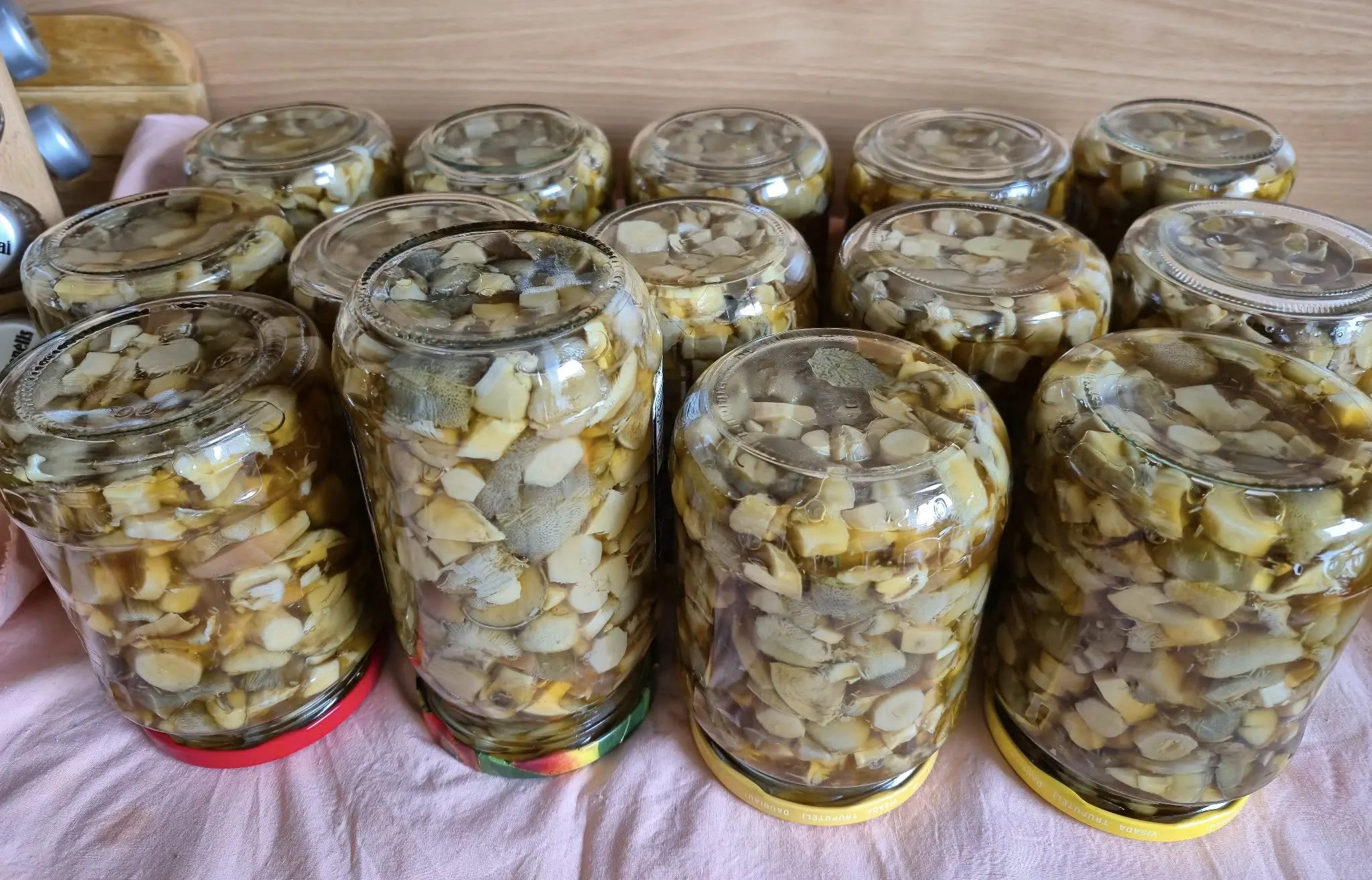 Marinuoti grybai - makavykai (geltonieji kazlėkai) žiemai