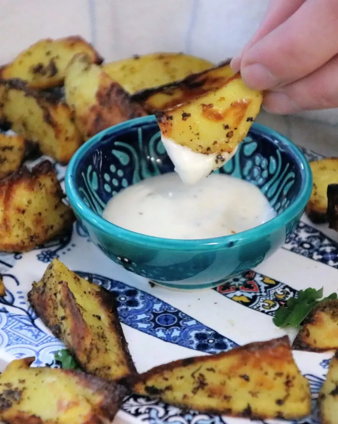 Chrupiące ziemniaki z airfryer – złociste, aromatyczne i idealne do sosu czosnkowego 🥔