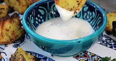 Chrupiące ziemniaki z airfryer – złociste, aromatyczne i idealne do sosu czosnkowego 🥔