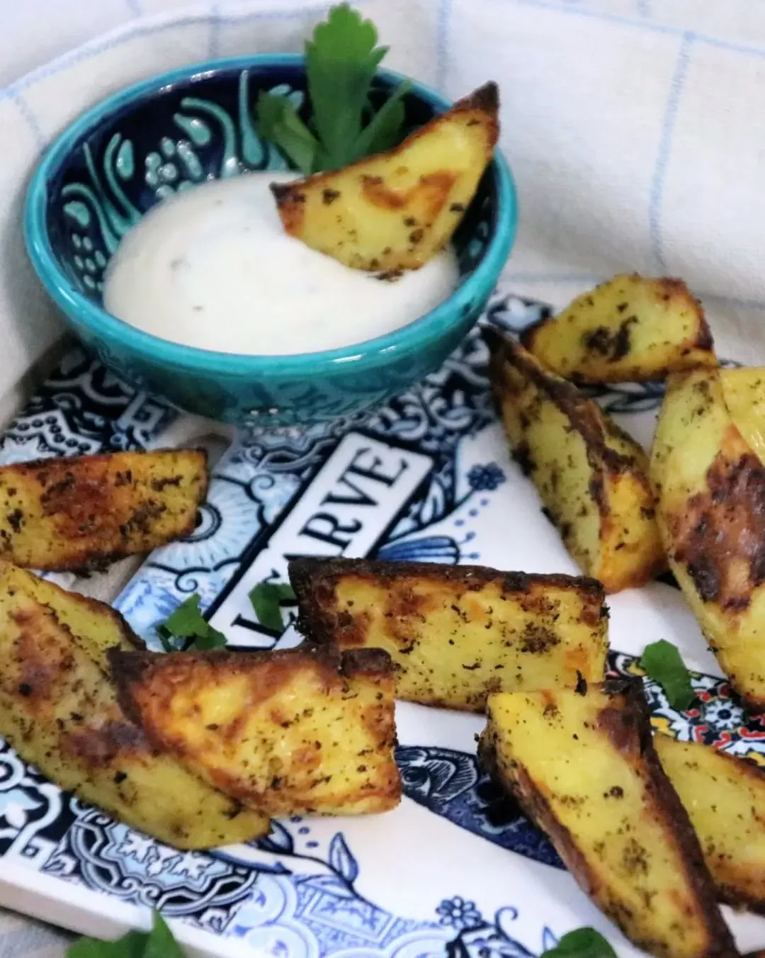 Chrupiące ziemniaki z airfryer – złociste, aromatyczne i idealne do sosu czosnkowego 🥔