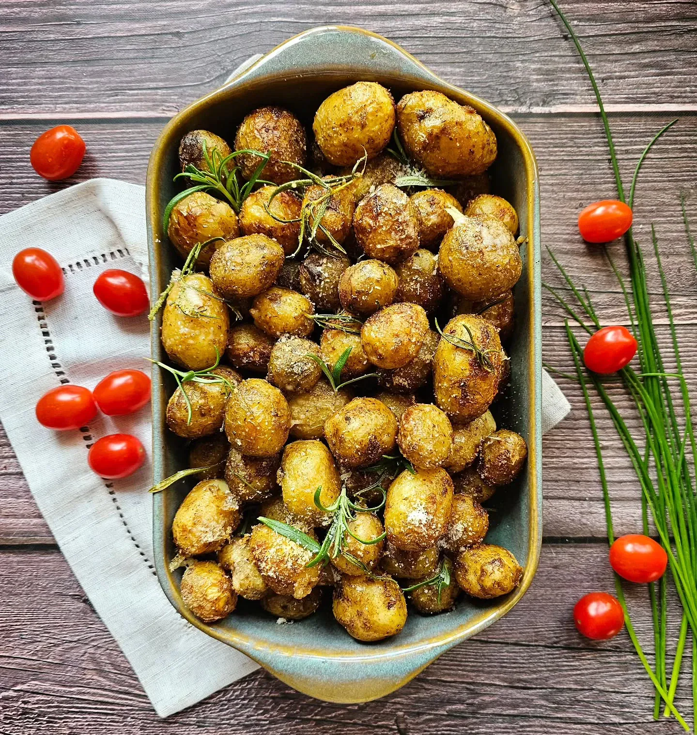 Ziemniaki z parmezanem i rozmarynem – chrupiący dodatek do obiadu 🥔