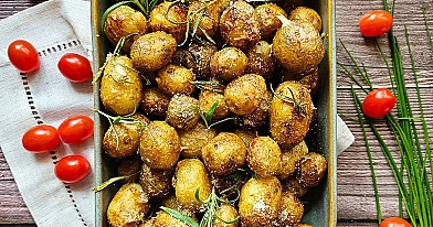 Ziemniaki z parmezanem i rozmarynem – chrupiący dodatek do obiadu 🥔