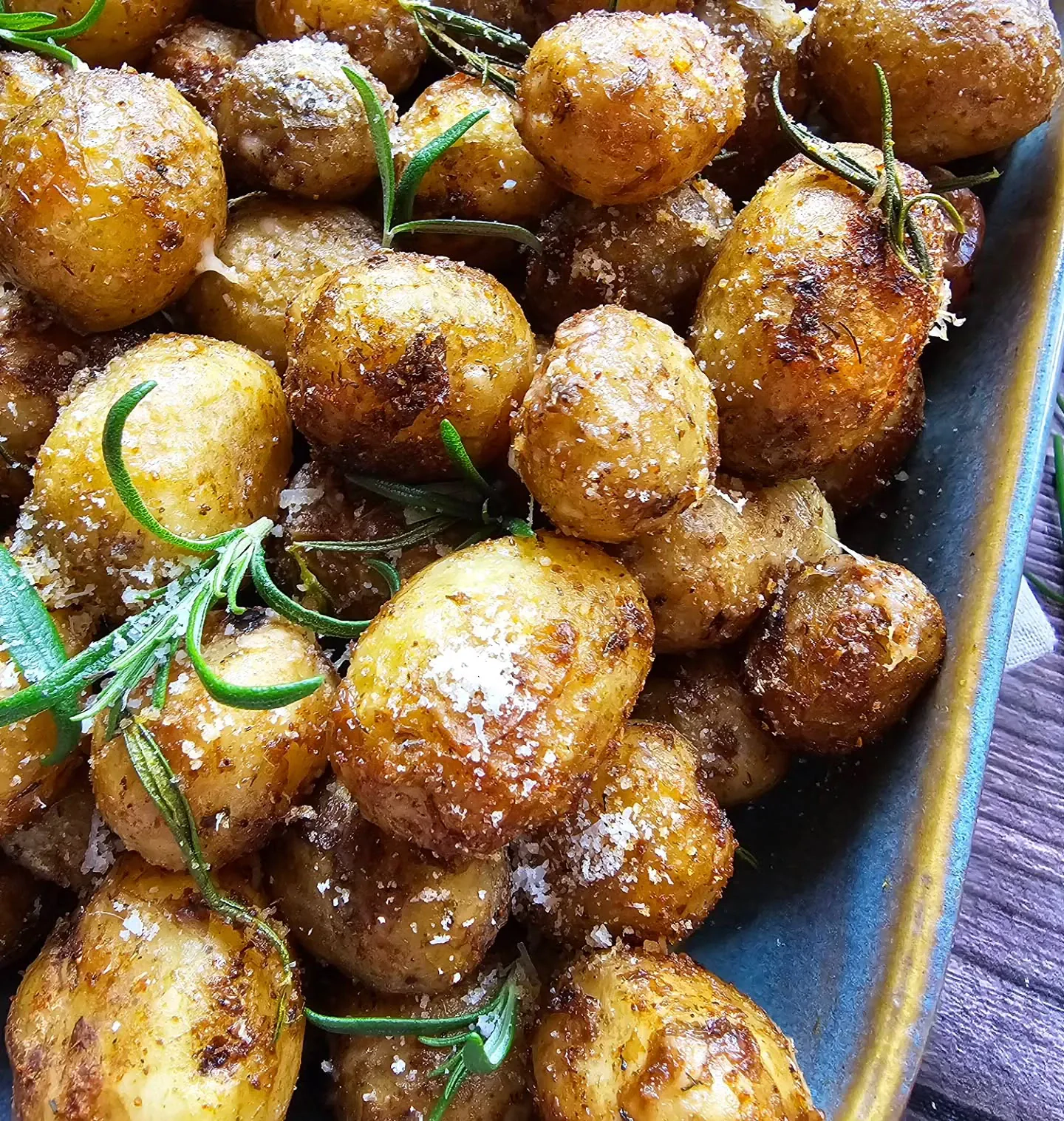 Ziemniaki z parmezanem i rozmarynem – chrupiący dodatek do obiadu 🥔