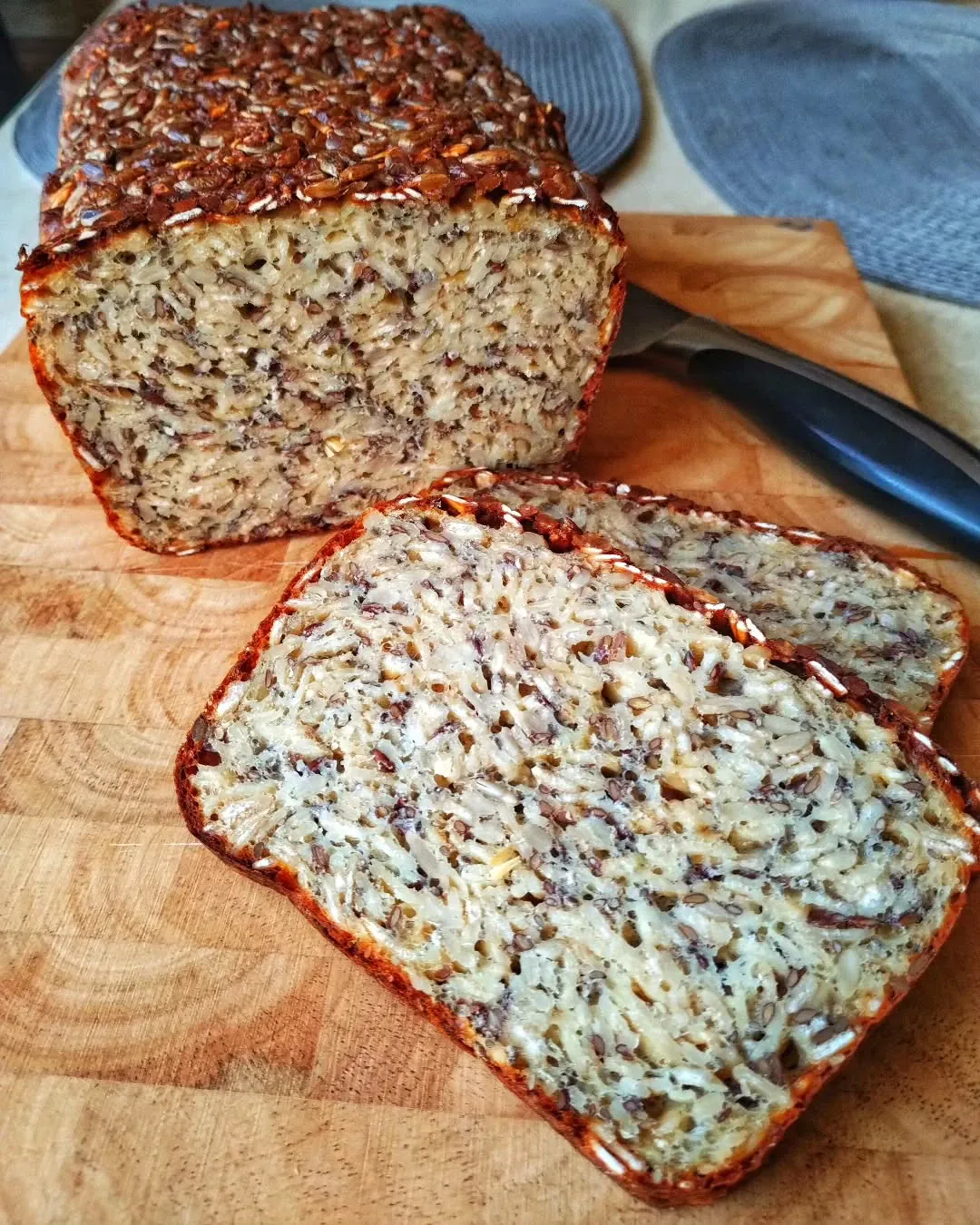 Zdrowy chleb z Airfryer z białym serem, płatkami owsianymi i mąką pełnoziarnistą