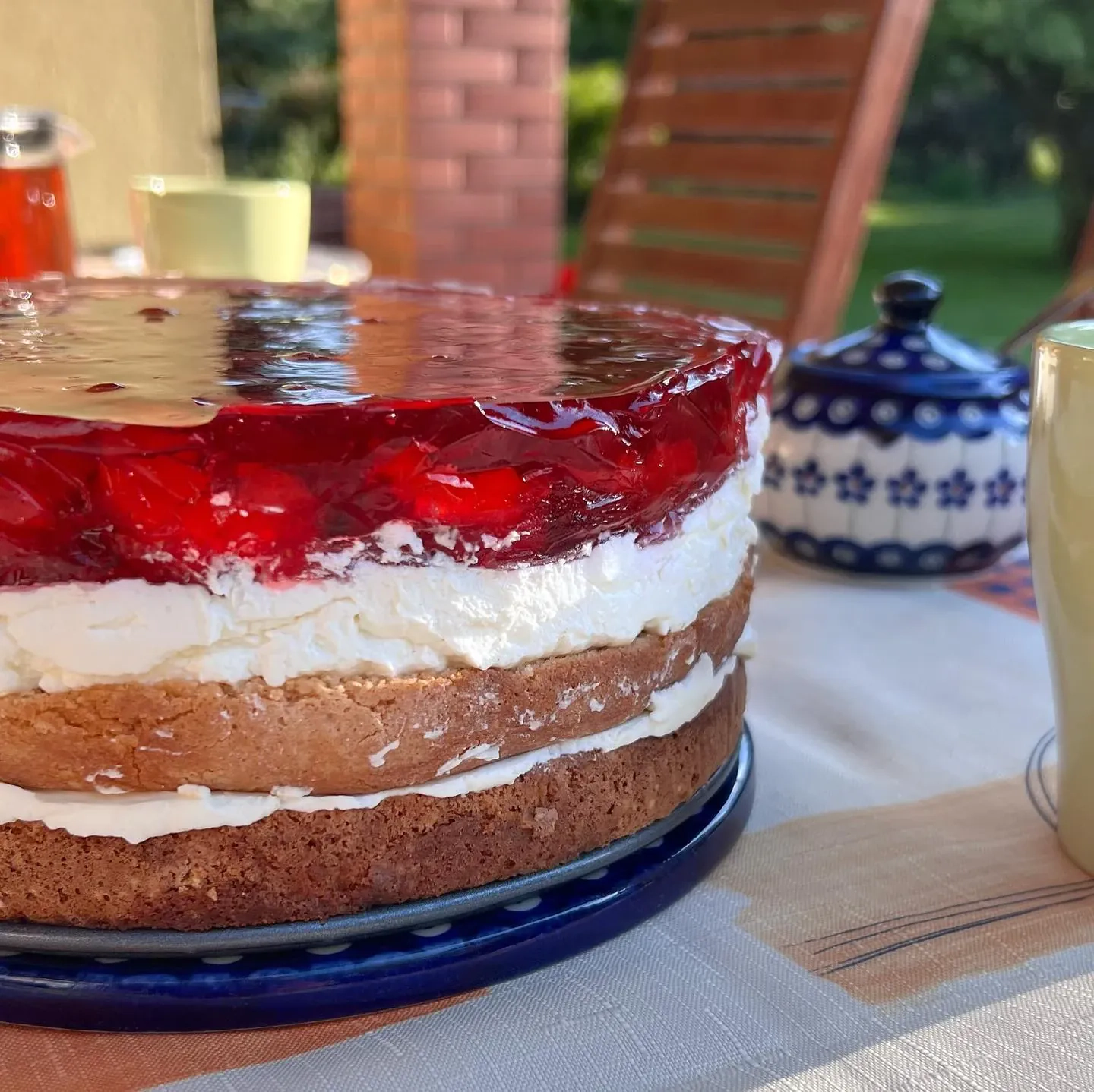 Biszkopt z bitą śmietaną, mascarpone i truskawkami w galaretce