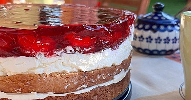 Biszkopt z bitą śmietaną, mascarpone i truskawkami w galaretce