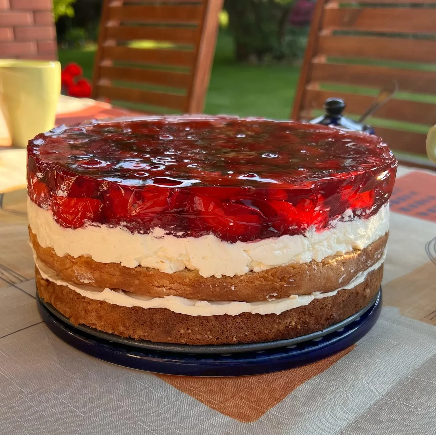 Biszkopt z bitą śmietaną, mascarpone i truskawkami w galaretce Biszkopt z bitą śmietaną, mascarpone i truskawkami w galaretce