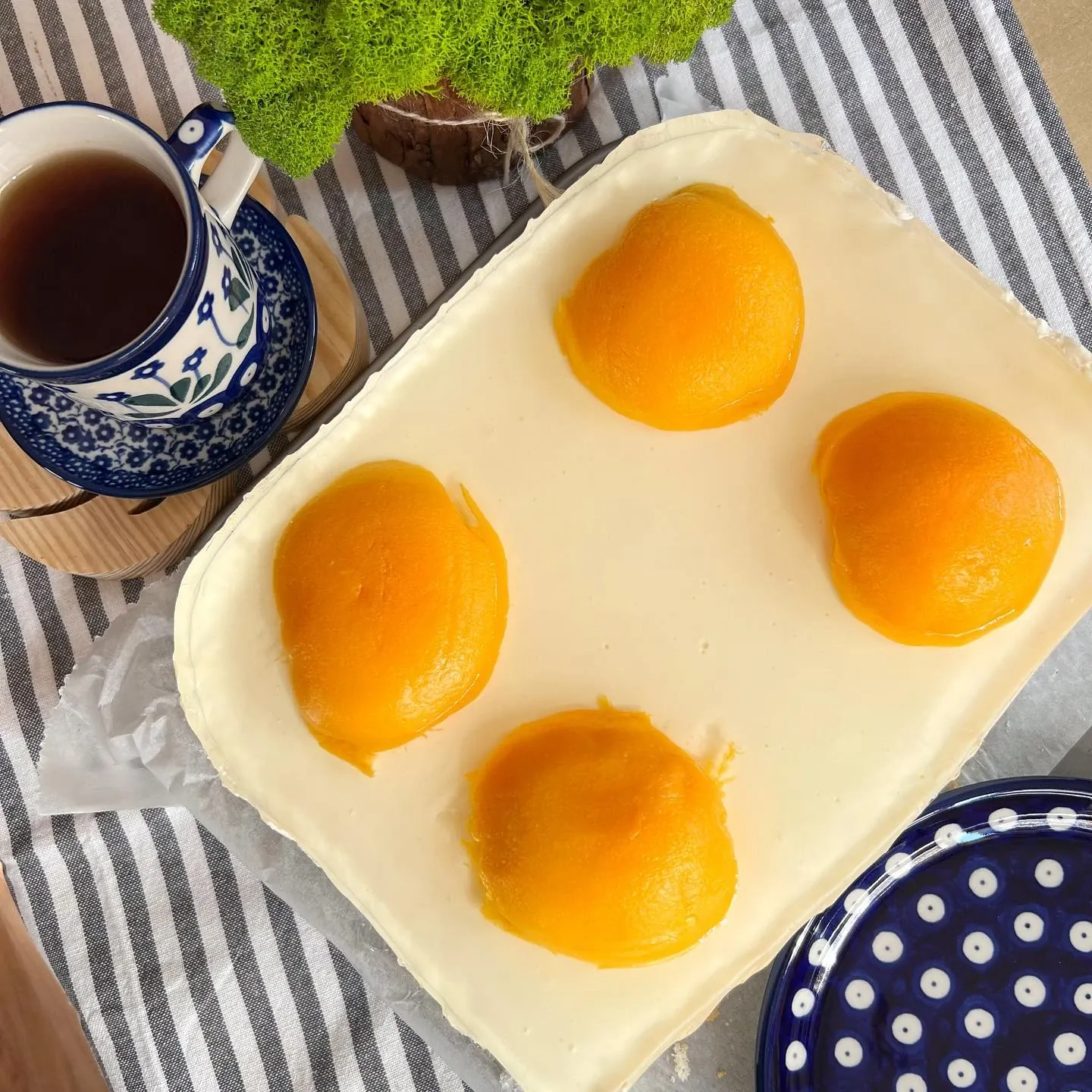 Sernik na zimno "Jaja sadzone" z brzoskwiniami i cytrynową galaretką Sernik na zimno "Jaja sadzone" z brzoskwiniami i cytrynową galaretką