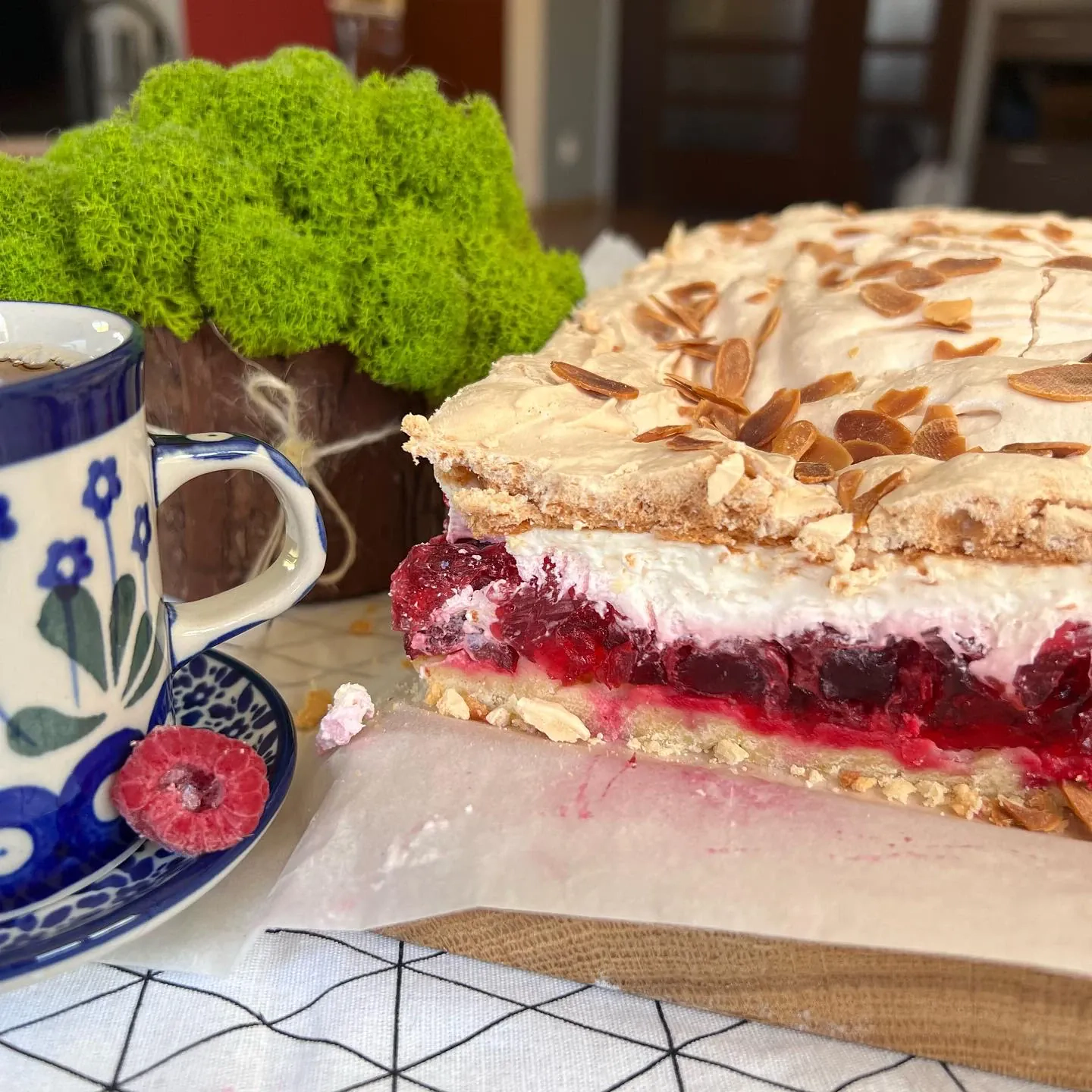 Malinowa chmurka – najlepsze ciasto z malinami, bezą i kremem śmietankowym