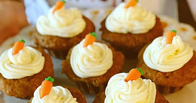 Marchewkowe muffinki w kremowych czapeczkach