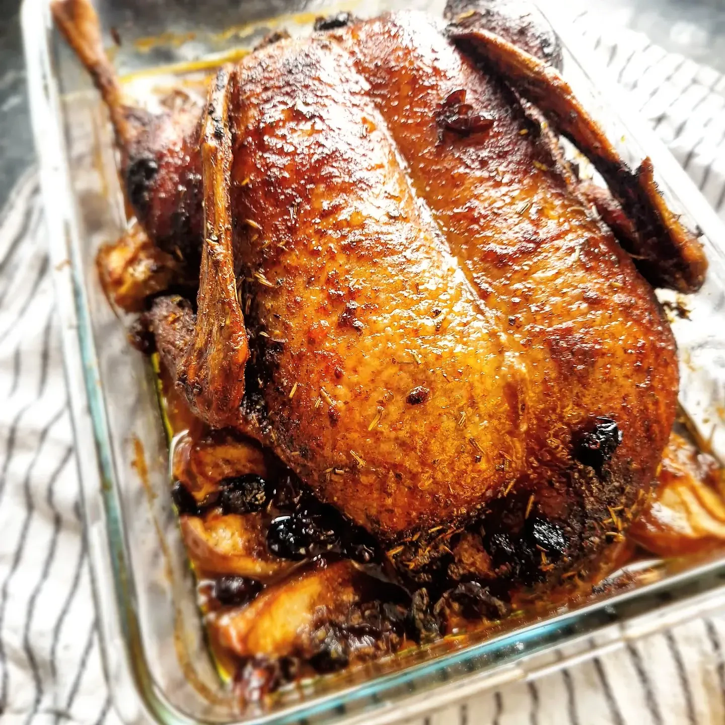 Pieczona kaczka z ryżem i żurawiną