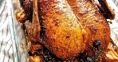 Pieczona kaczka z ryżem i żurawiną