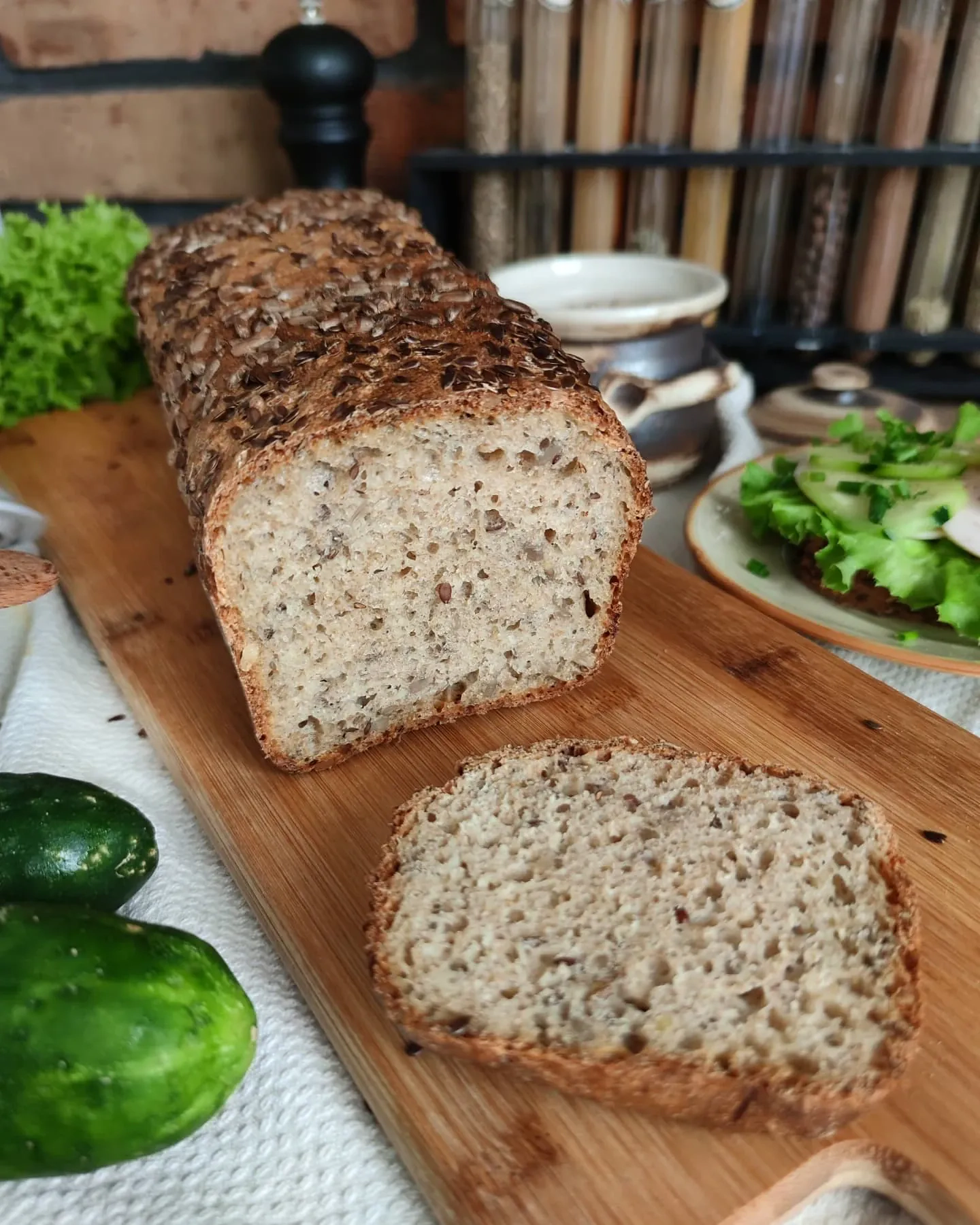 Szybki chleb z airfryer – bez wyrabiania, z ziarnami i chrupiącą skórką