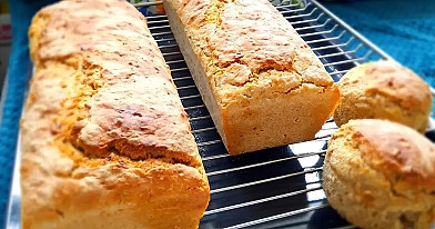 Chlebek na żytnim zakwasie z prażonym słonecznikiem i cebulką