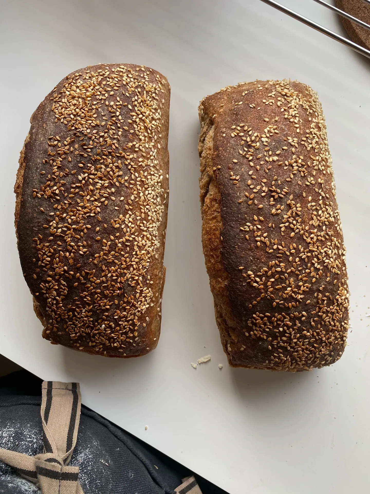 Złociste chlebki sezamowe pszenne na zakwasie żytnim Złociste chlebki sezamowe pszenne na zakwasie żytnim