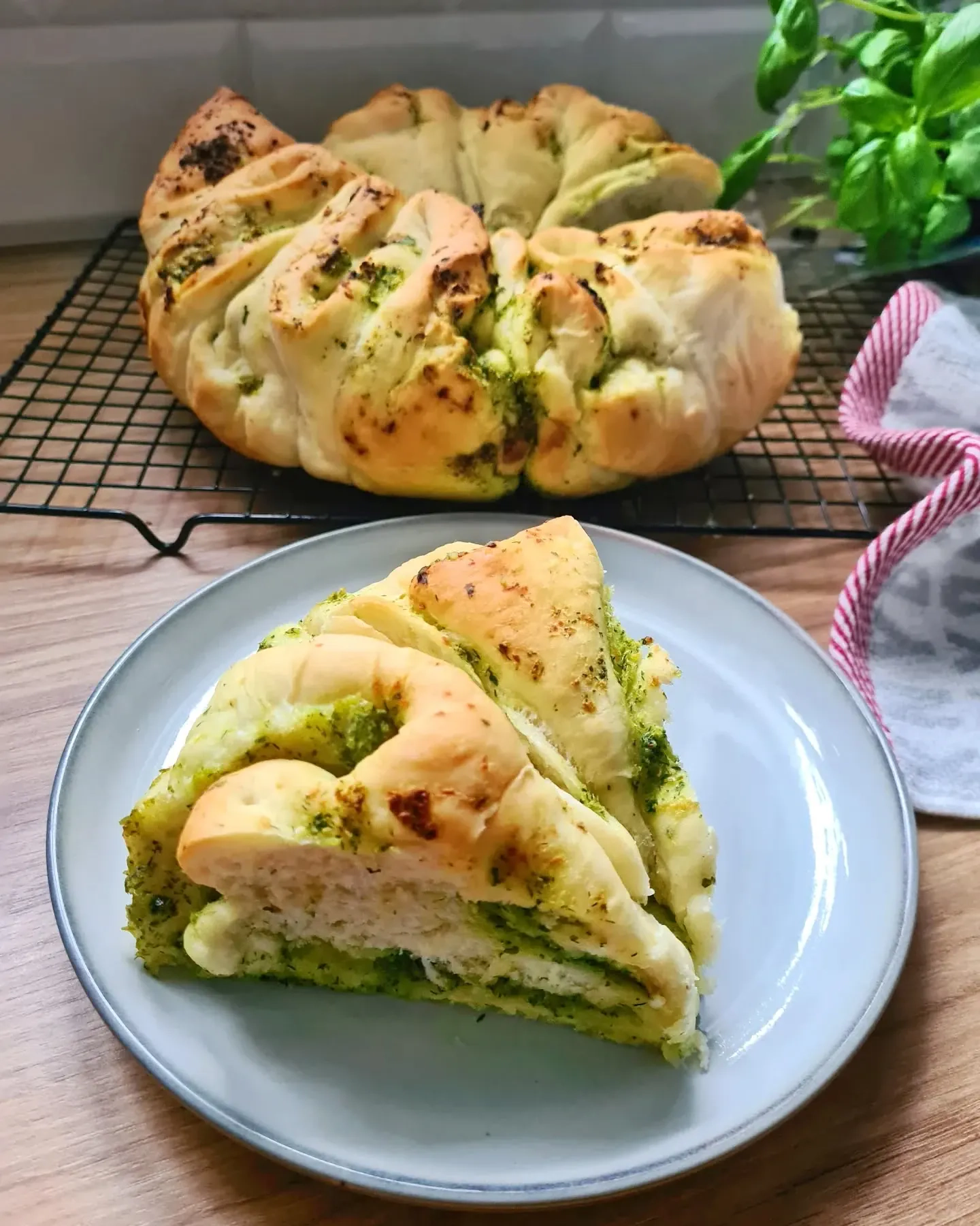 Chleb czosnkowy z airfryer – puszysty, odrywany chlebek z masłem ziołowym