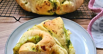 Chleb czosnkowy z airfryer – puszysty, odrywany chlebek z masłem ziołowym