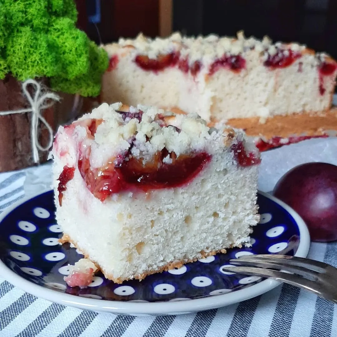 Ciasto jogurtowe ze śliwkami i kruszonką