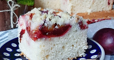 Ciasto jogurtowe ze śliwkami i kruszonką