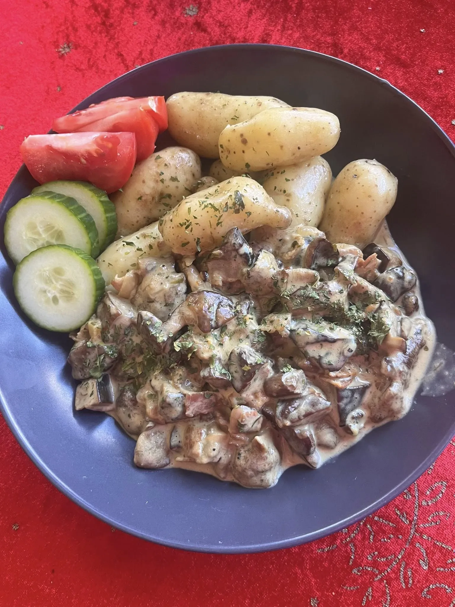 Grybai su bulvėmis ir grietine
