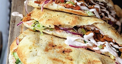 Pita su kepta vištiena, gruzdintais svogūnais ir daržovėmis