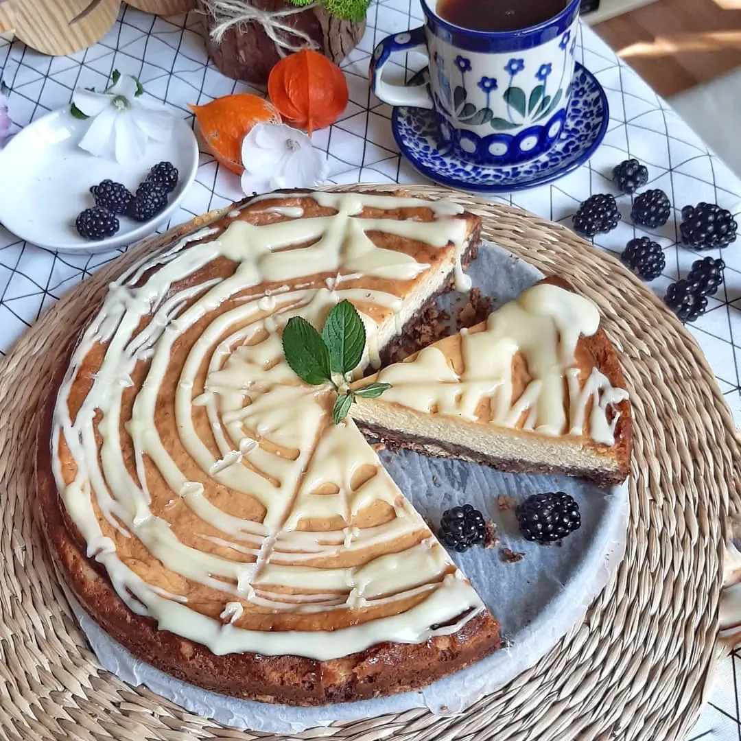 Sernik bananowy z białą czekoladą i herbatnikowym spodem