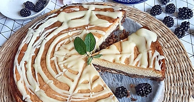 Sernik bananowy z białą czekoladą i herbatnikowym spodem