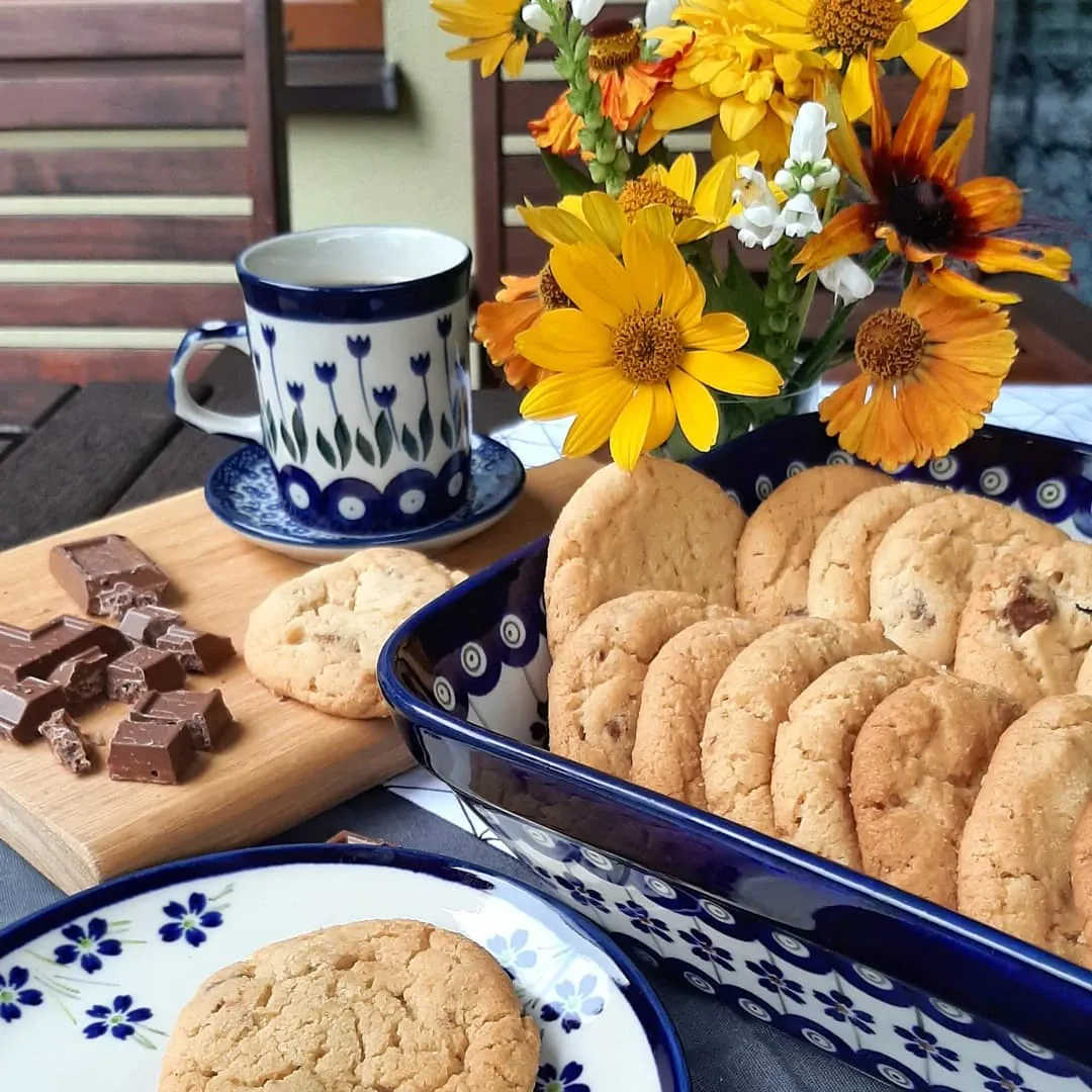 Ciastka z masłem orzechowym i kawałkami czekolady Ciastka z masłem orzechowym i kawałkami czekolady