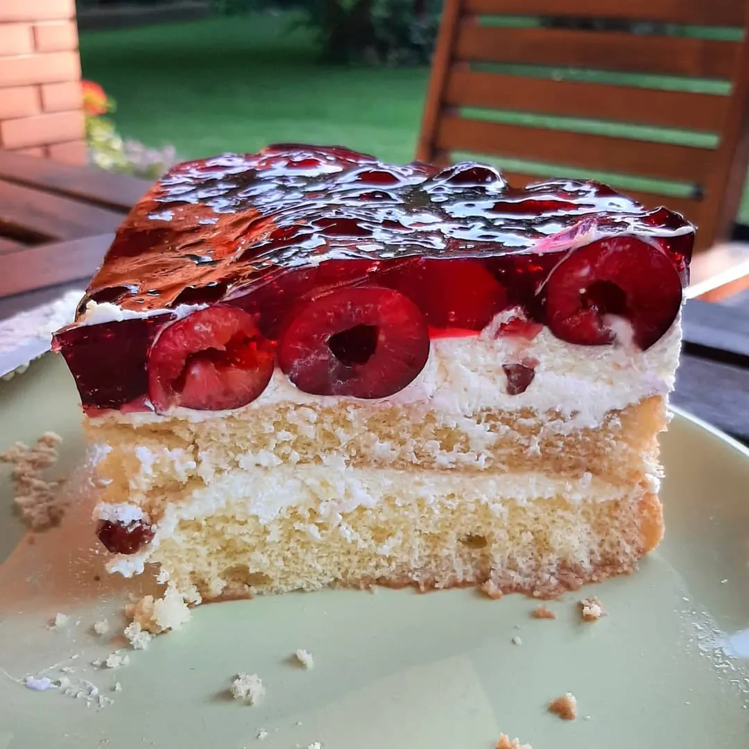 Biszkopt z bitą śmietaną i mascarpone oraz czereśniami w galaretce