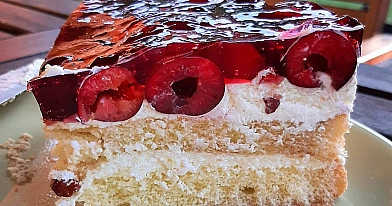 Biszkopt z bitą śmietaną i mascarpone oraz czereśniami w galaretce