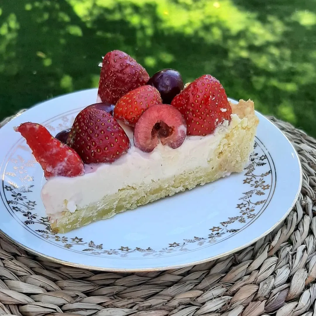 Tarta z kremem z białej czekolady i mascarpone oraz świeżymi owocami
