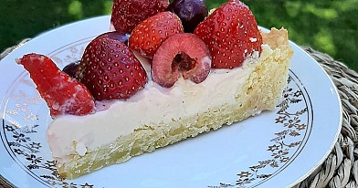 Tarta z kremem z białej czekolady i mascarpone oraz świeżymi owocami