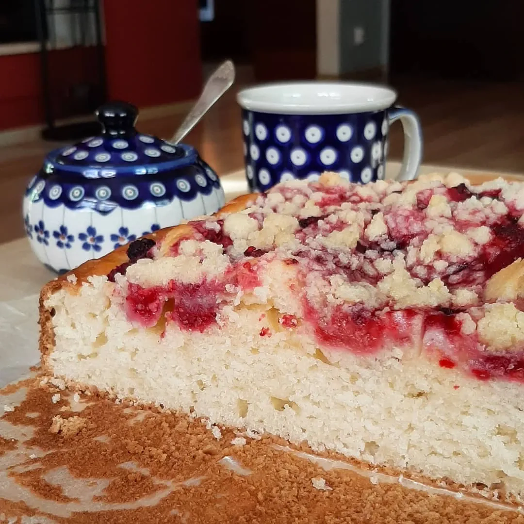 Ciasto jogurtowe z malinami i kruszonką