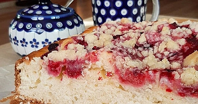 Ciasto jogurtowe z malinami i kruszonką