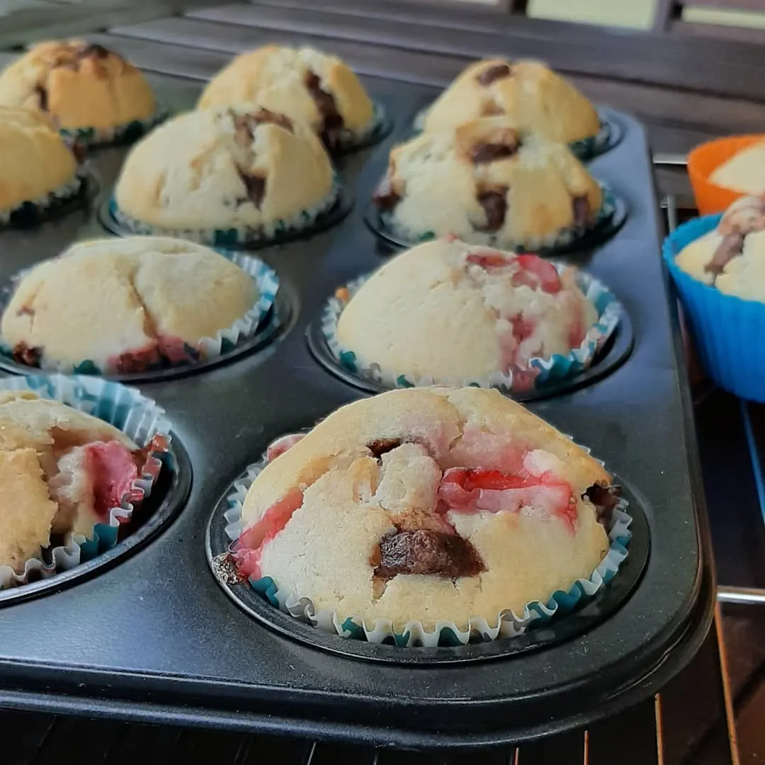 Muffinki waniliowe z czekoladą i truskawkami 🍓🍫