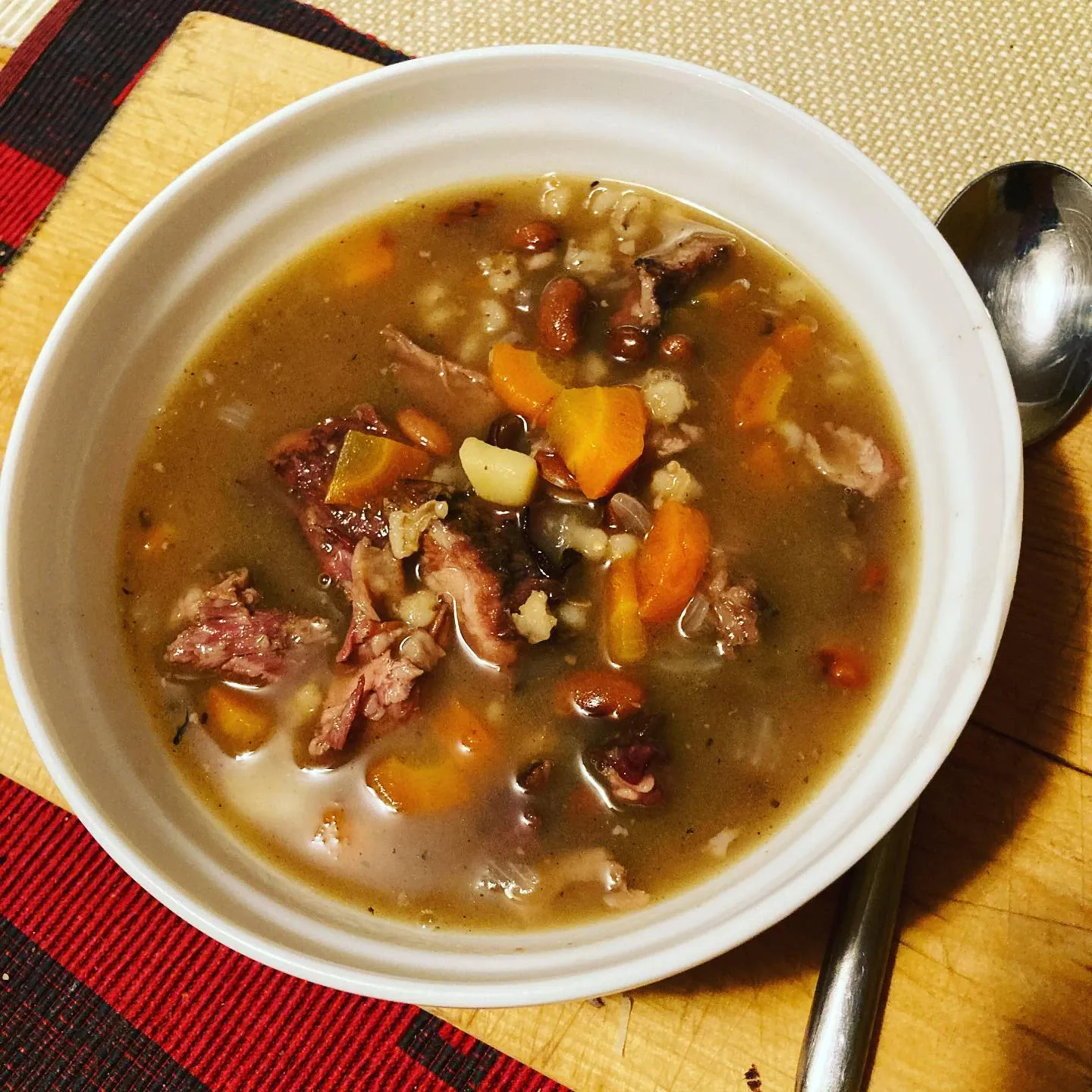 Kūpinātu medījuma kaulu pupiņu zupa