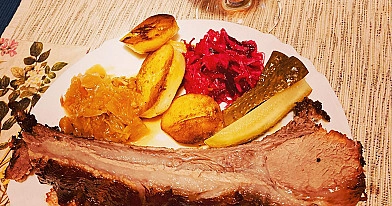 Mežacūkas muguras karbonāde ar ribām un atstātu speķi