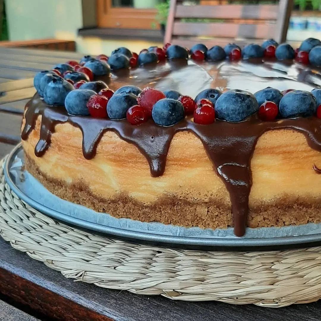 Sernik z białą czekoladą i owocami leśnymi Sernik z białą czekoladą i owocami leśnymi