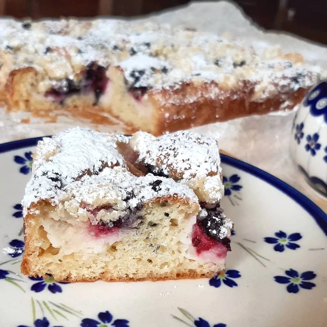 Proste ciasto z owocami i kruszonką mieszane widelcem