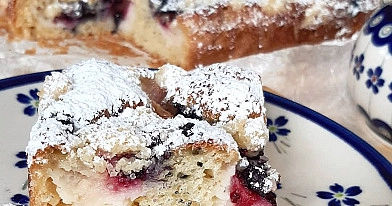 Proste ciasto z owocami i kruszonką mieszane widelcem