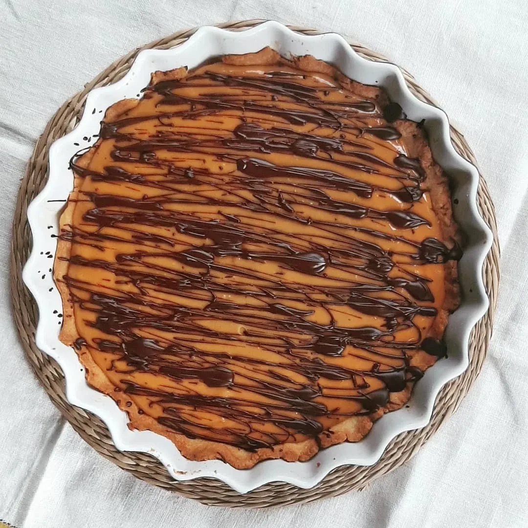 Tarta z kajmakiem, masłem orzechowym i bananem