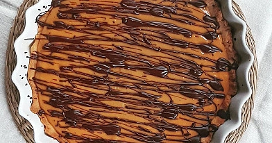 Tarta z kajmakiem, masłem orzechowym i bananem