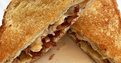 Brokastu omletes sviestmaize ar bekonu un sieru