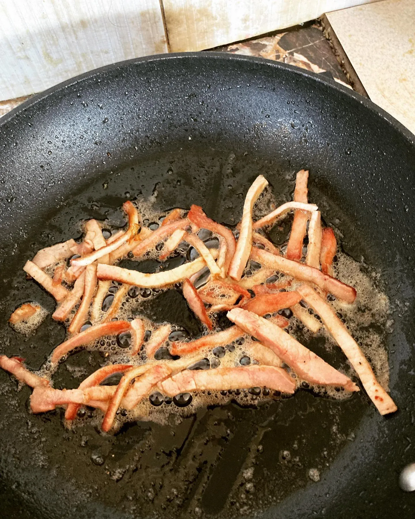 Brokastu omletes sviestmaize ar bekonu un sieru